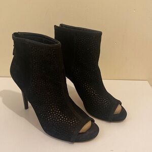 STUART WEITZMAN SIEDE BLACK PEEP TOE BOOTIES MESH CUTOUT HEELS. Size 10M